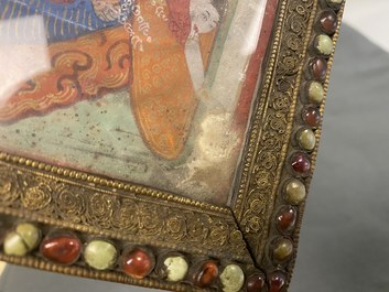 Een Tibetaanse thangka in ingelegde vergulde koperen lijst, 19e eeuw